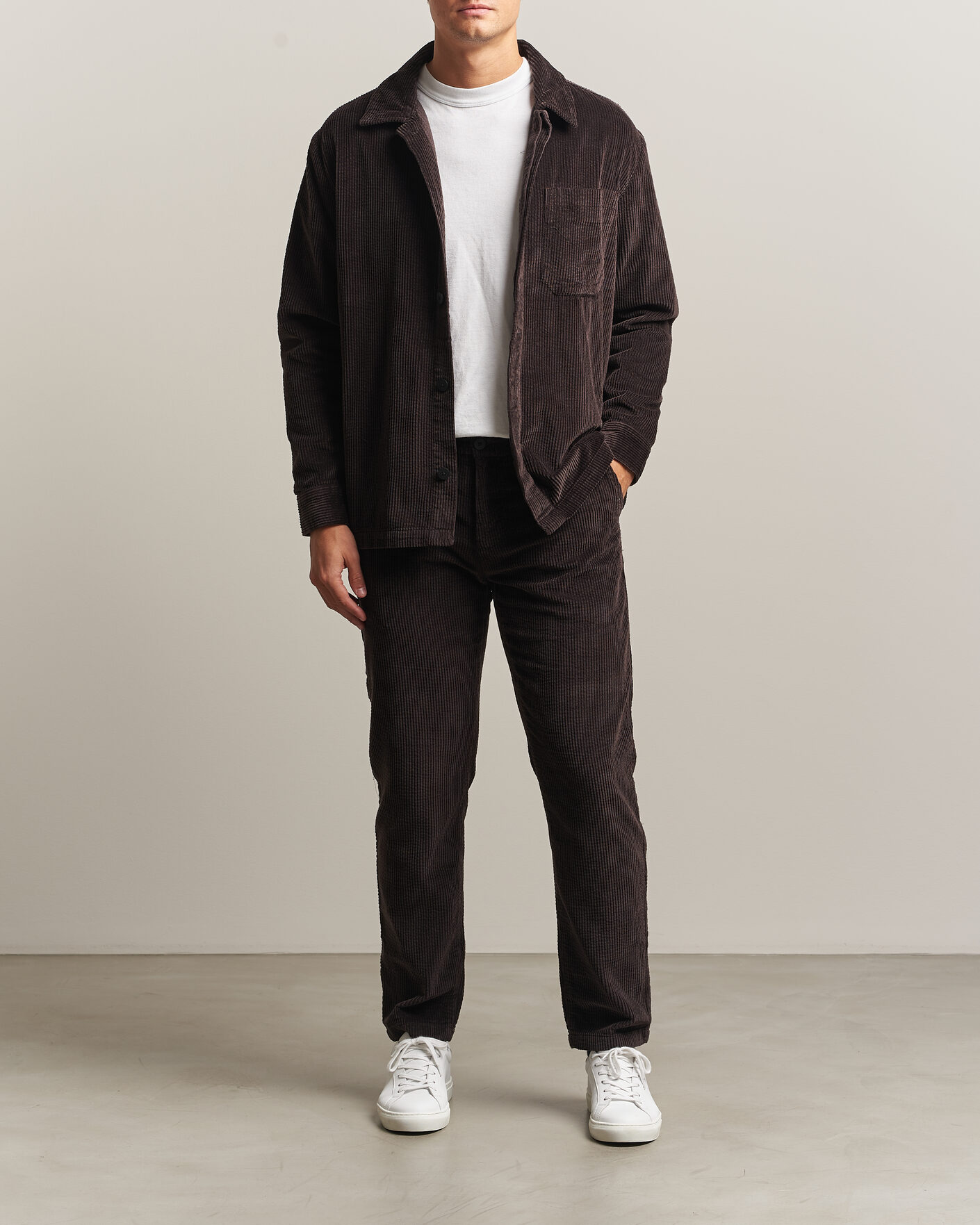 Men | Trousers | KnowledgeCotton Apparel | Chuck Regular Cord Trousers Chocolate
