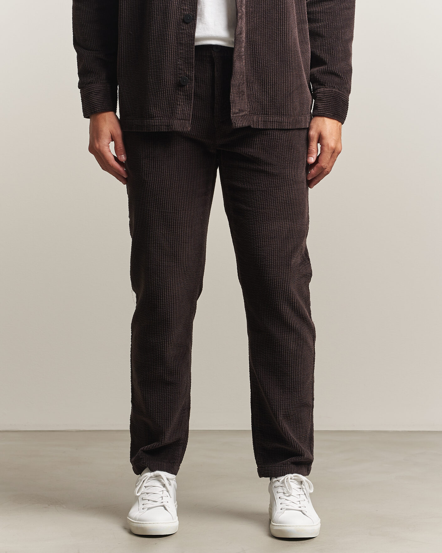 Men | Trousers | KnowledgeCotton Apparel | Chuck Regular Cord Trousers Chocolate