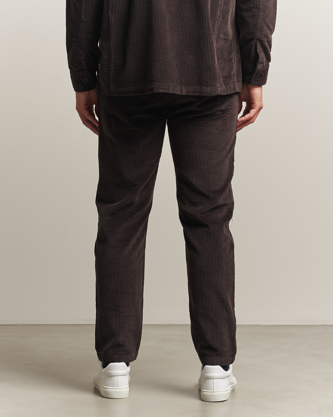 Men | Trousers | KnowledgeCotton Apparel | Chuck Regular Cord Trousers Chocolate