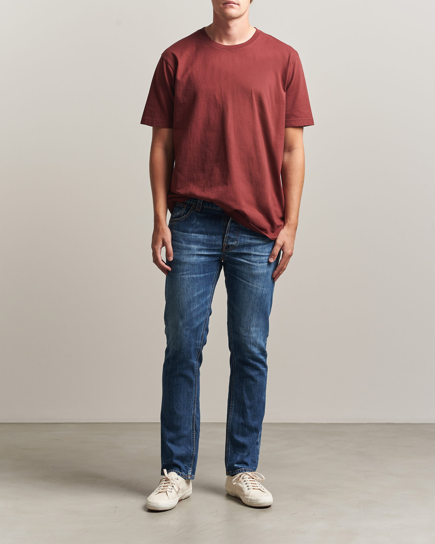 Men | T-Shirts | Nudie Jeans | Uno Everyday Crew Neck T-Shirt Burgundy