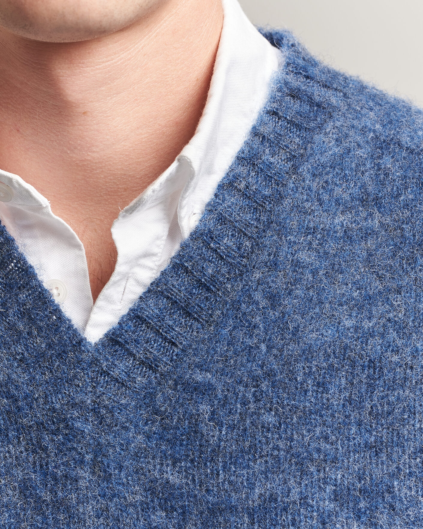 Men | Sweaters & Knitwear | Harley Of Scotland for Care of Carl | Brushed Supersoft Lambswool V-Neck Denim Blue