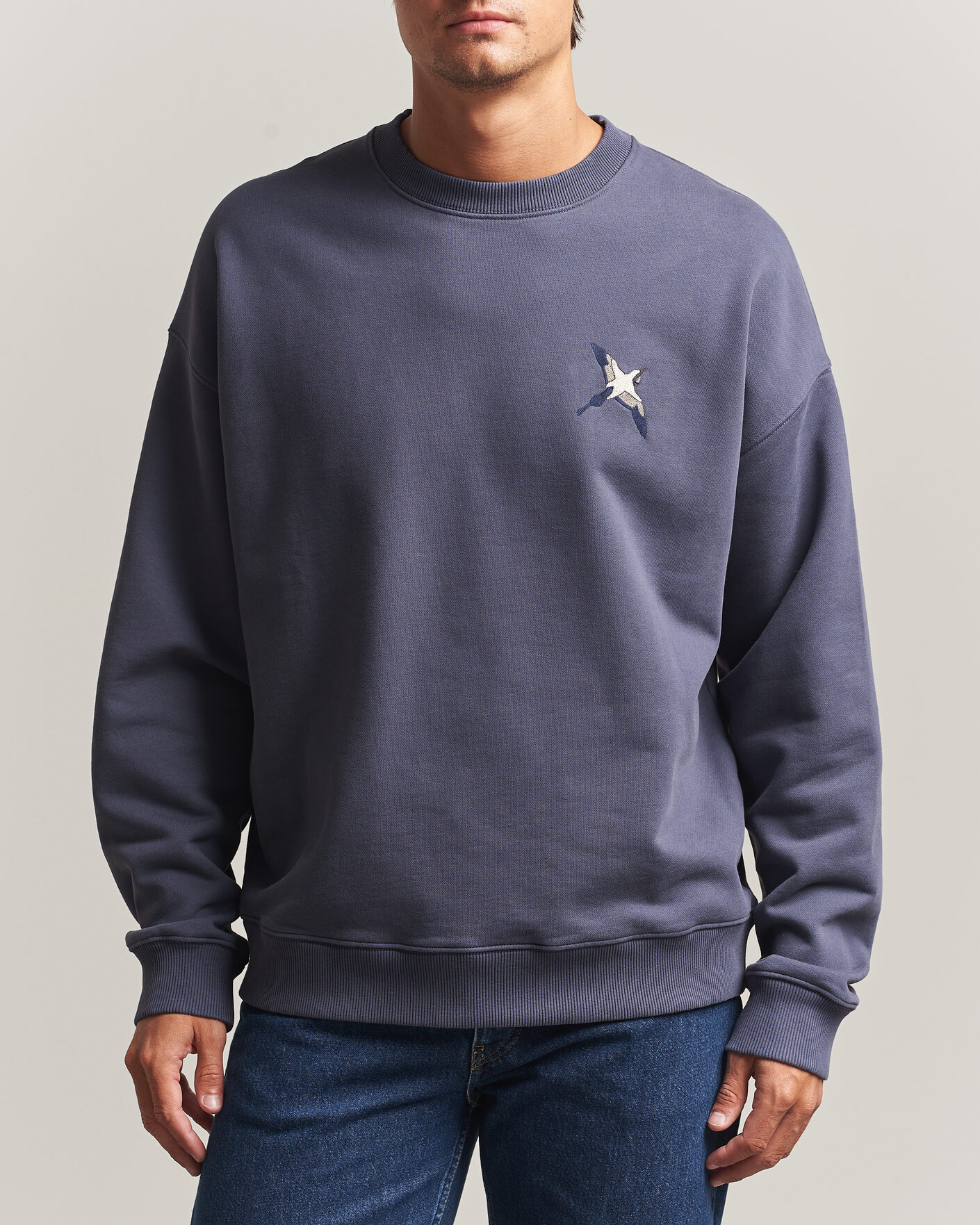Men | Sweaters & Knitwear | Axel Arigato | Micro Bee Bird Sweatshirt Smoke Grey