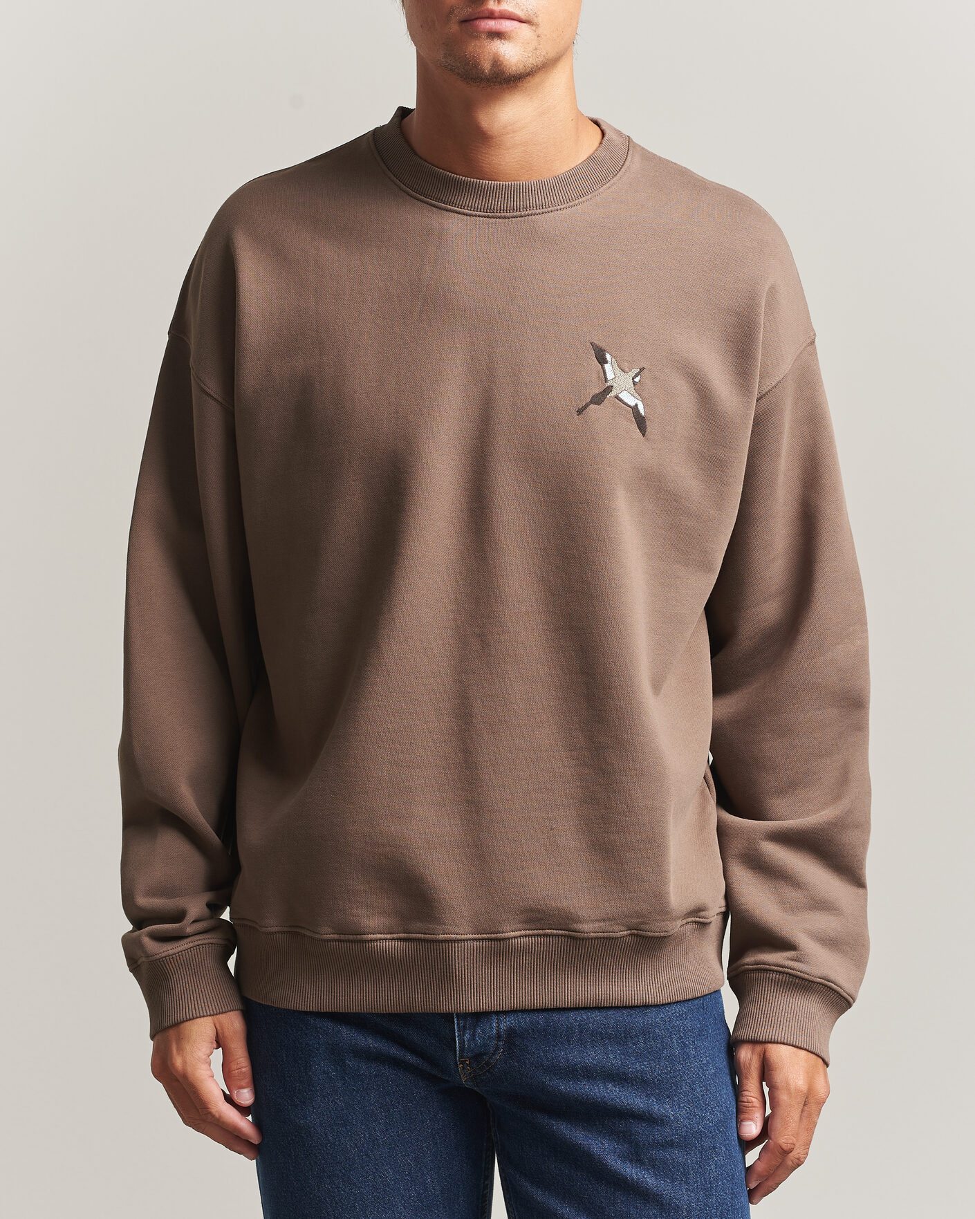 Men | Sweaters & Knitwear | Axel Arigato | Micro Bee Bird Sweatshirt Coffee Brown