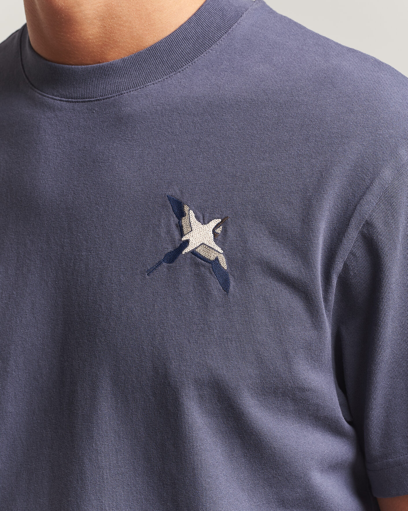 Men | T-Shirts | Axel Arigato | Micro Bee Birt T-Shirt Smoke Grey