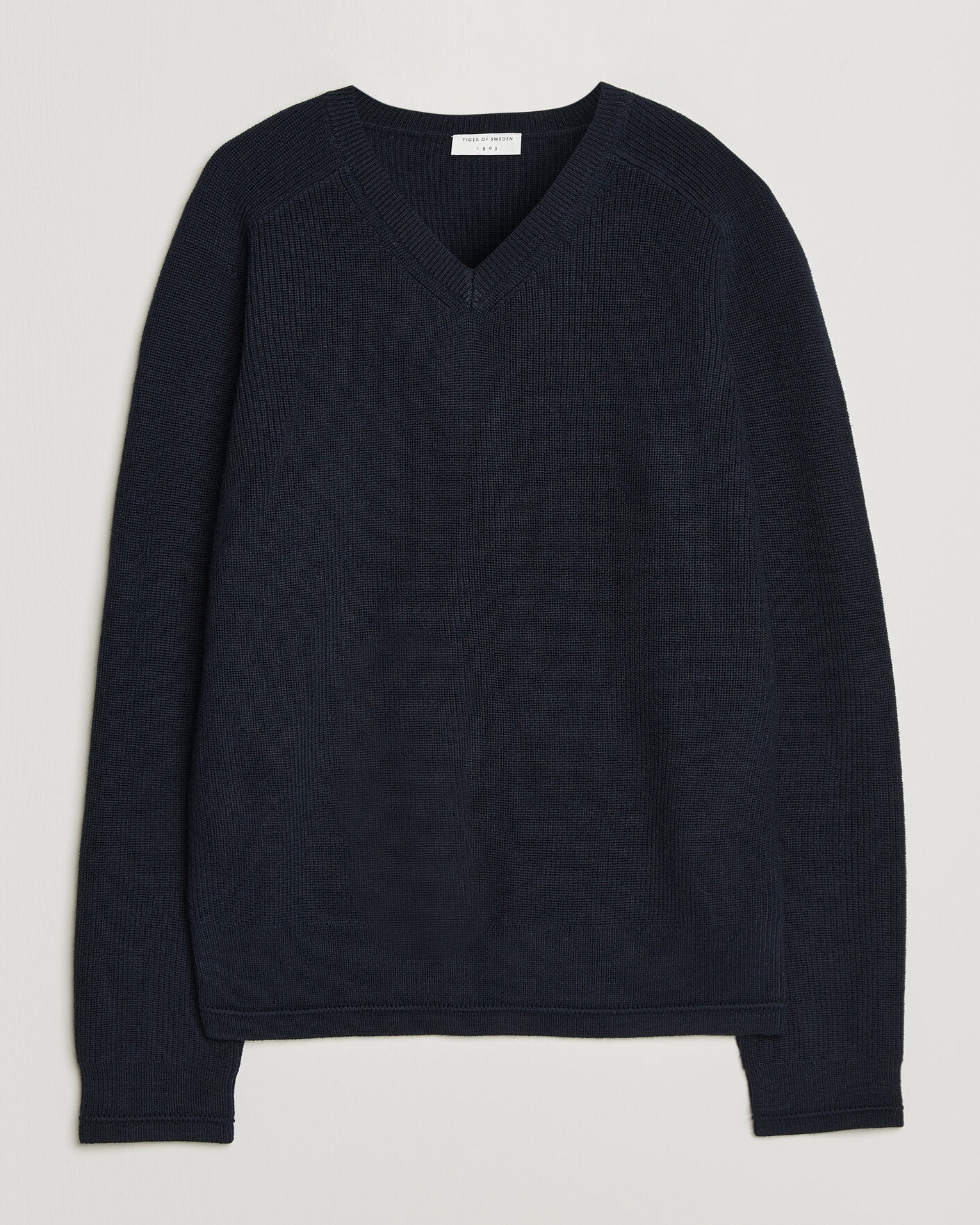 Men | Sweaters & Knitwear | Tiger of Sweden | Logan Wool Knitted V-Neck Night Grape