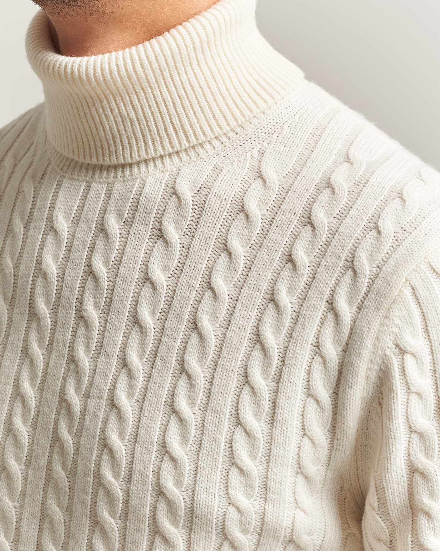 Men | Sweaters & Knitwear | Tiger of Sweden | Wilde Wool/Cashmere Cable Turtleneck Porcelain Cream