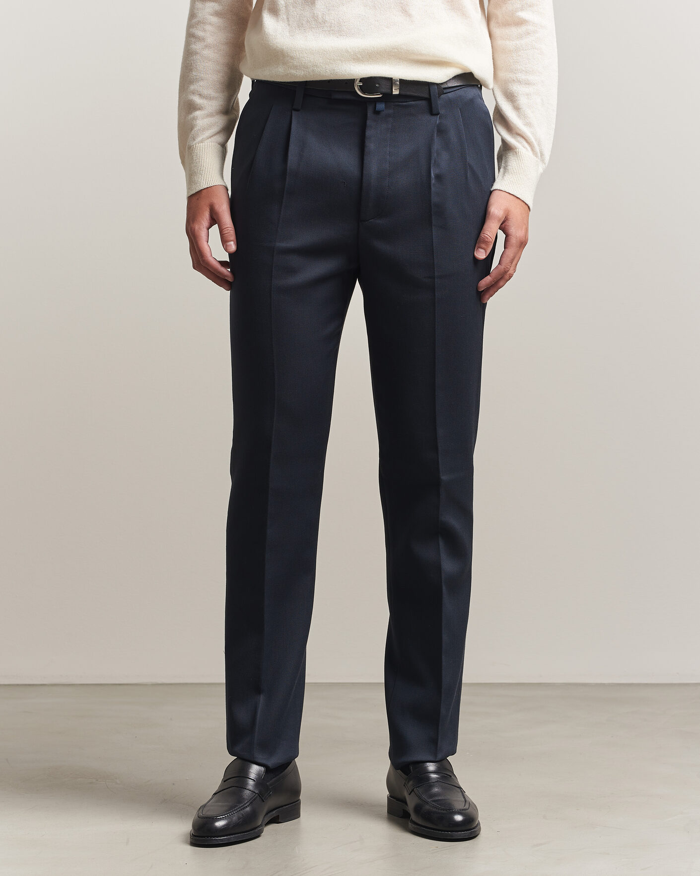 Men | Trousers | Jacob Cohën | Lucas Pleated Cotton Gabardine Trousers Navy