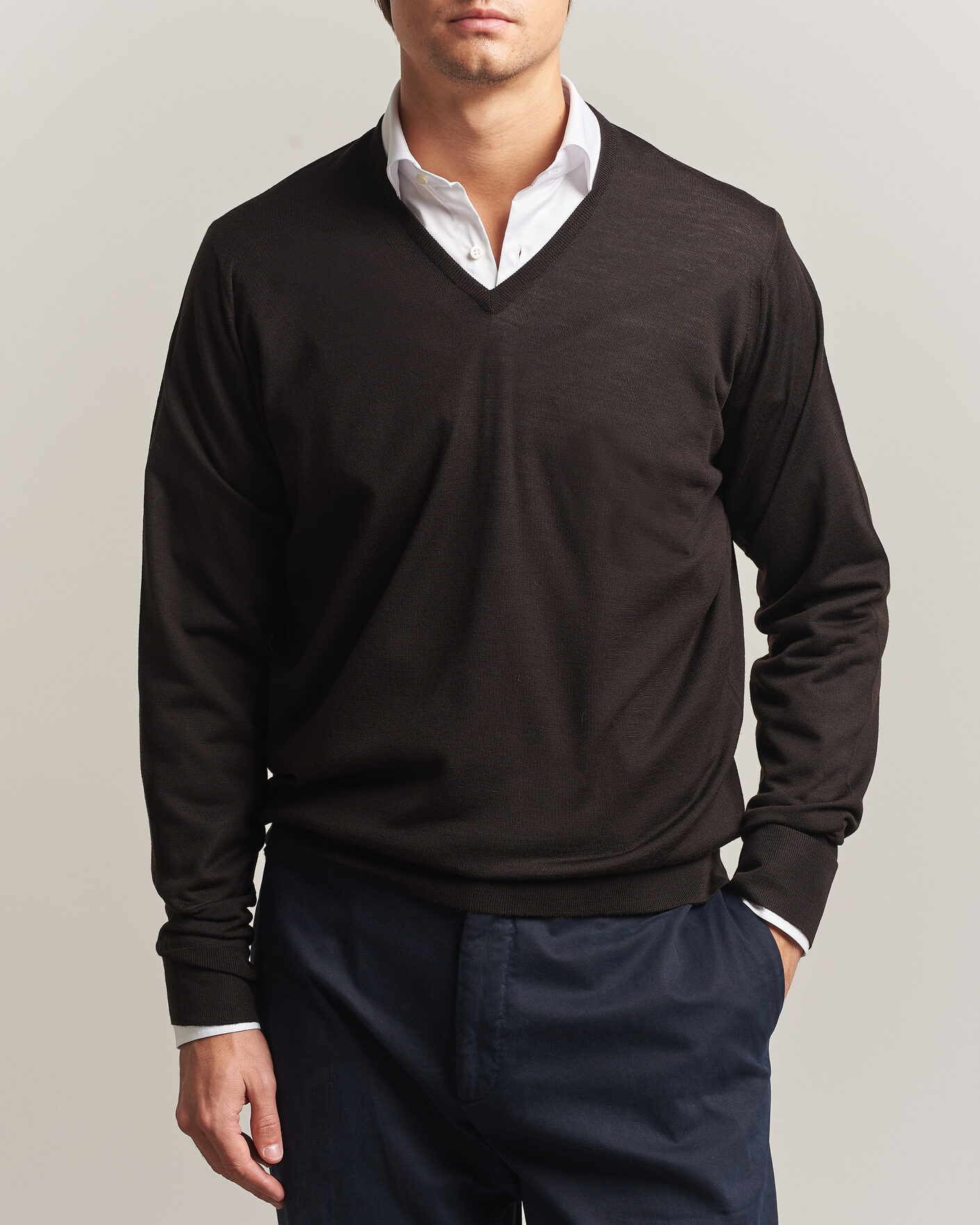 Men | Sweaters & Knitwear | John Smedley | Bobby Extra Fine Merino V-Neck Pullover Faulkner Brown