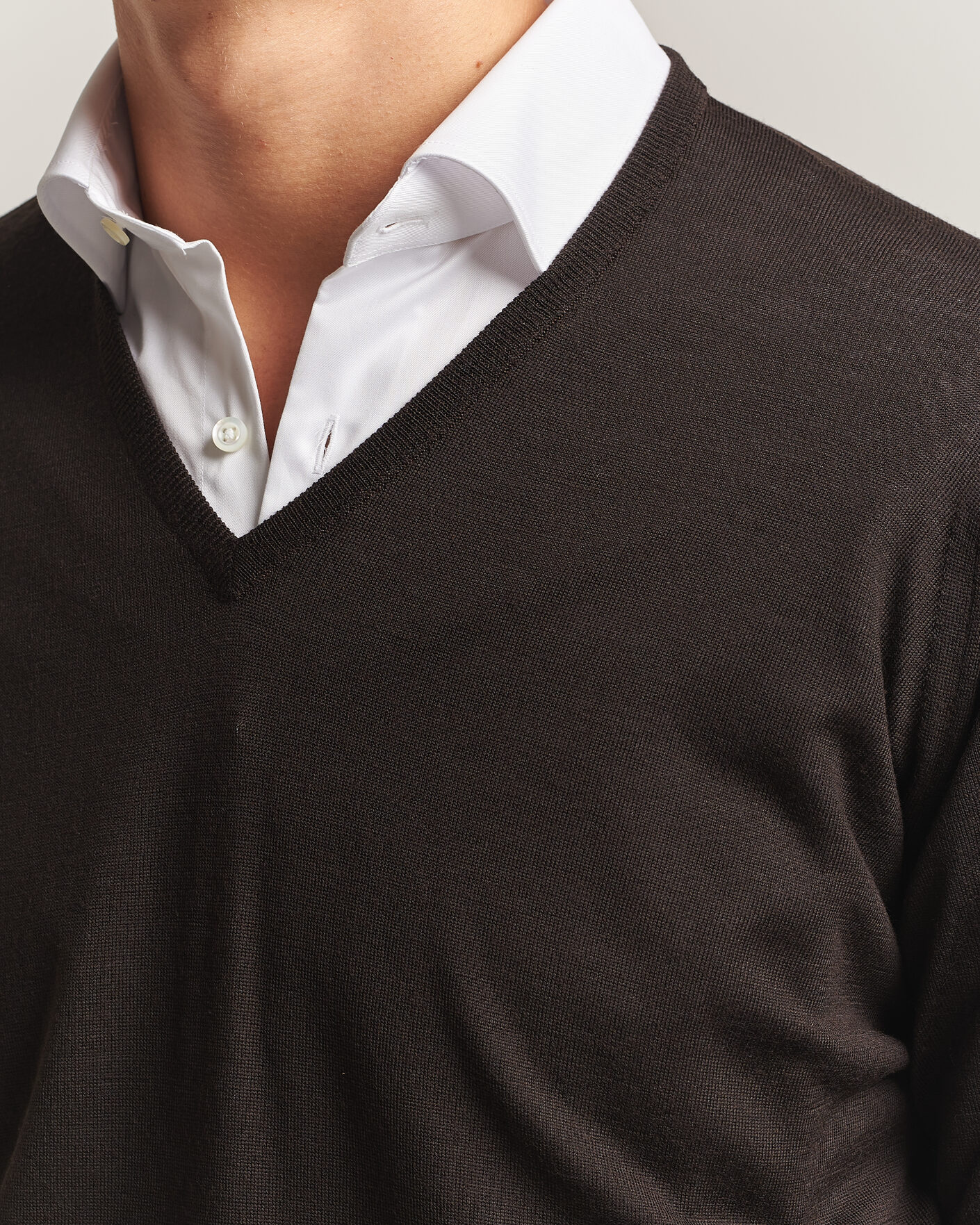 Men | Sweaters & Knitwear | John Smedley | Bobby Extra Fine Merino V-Neck Pullover Faulkner Brown