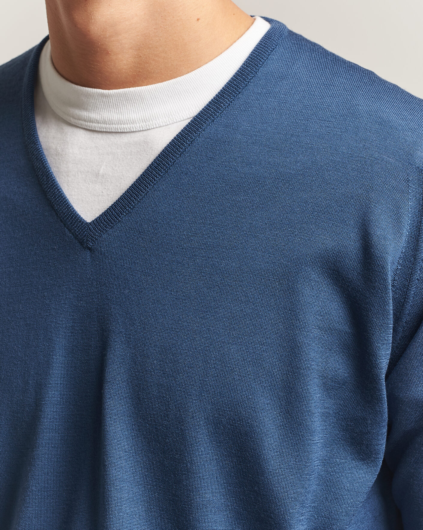 Men | Sweaters & Knitwear | John Smedley | Bobby Extra Fine Merino V-Neck Pullover Teal Firth