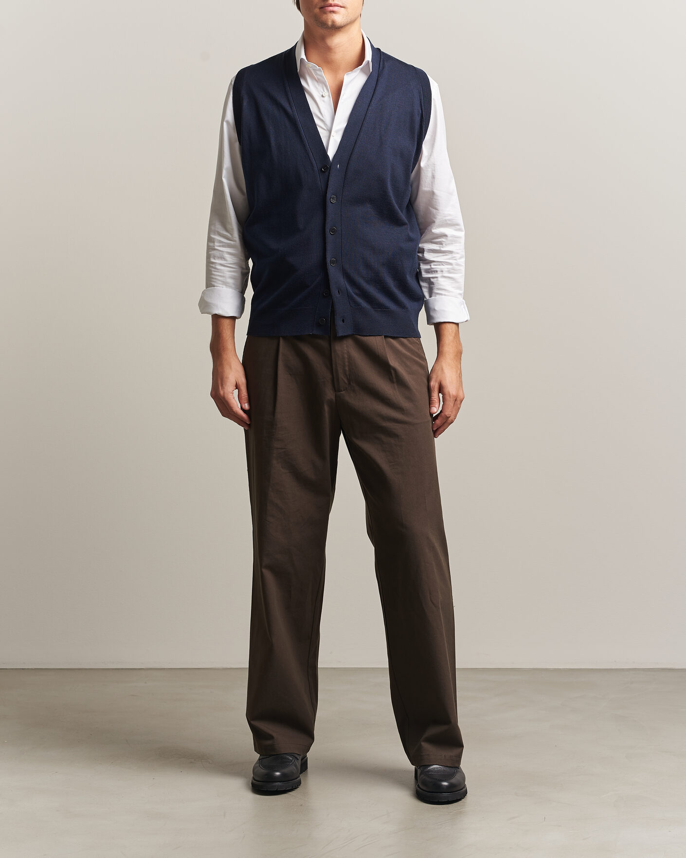 Men | Sweaters & Knitwear | John Smedley | Bolton Extra Fine Merino Waistcoat Midnight