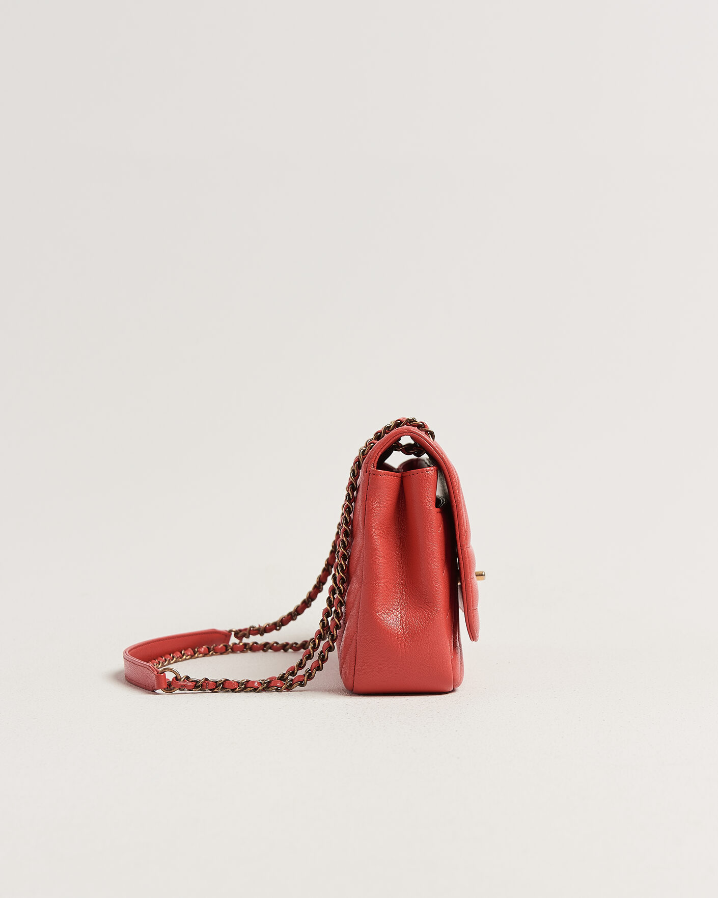 Men | Pre-Owned & Vintage Bags | Chanel Pre-Owned | Chevron Medium Flap Bag Coral