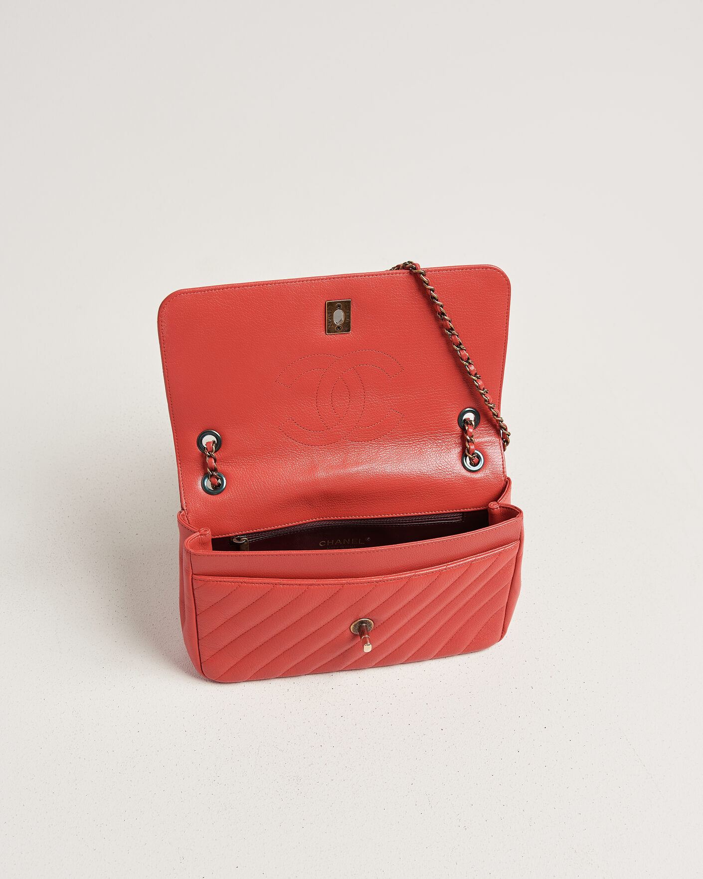 Men | Pre-Owned & Vintage Bags | Chanel Pre-Owned | Chevron Medium Flap Bag Coral