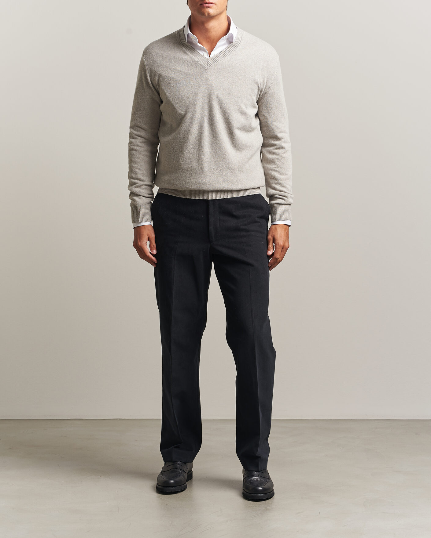 Men | Sweaters & Knitwear | Oscar Jacobson | Gregor Wool/Cashmere V-Neck Light Beige