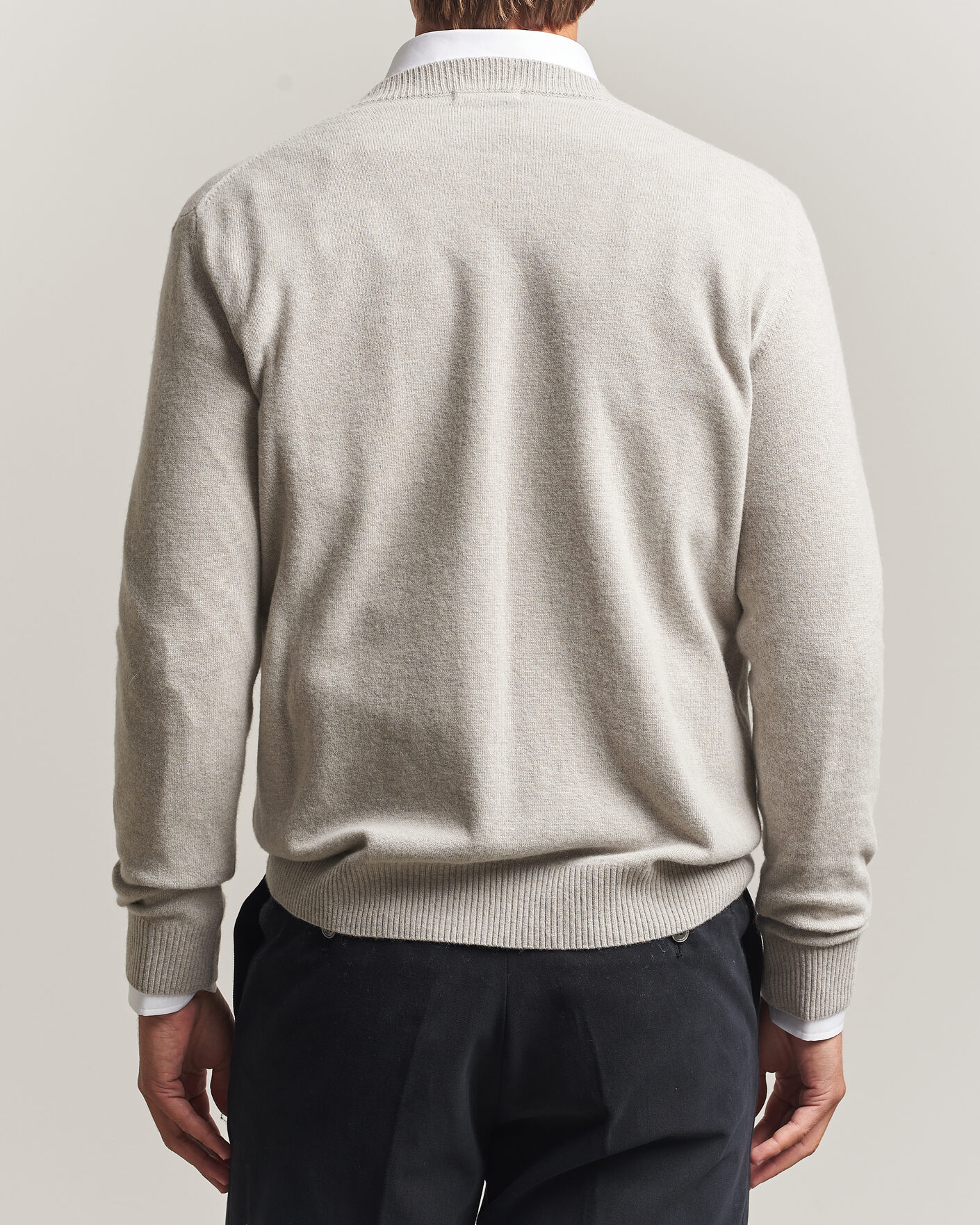Men | Sweaters & Knitwear | Oscar Jacobson | Gregor Wool/Cashmere V-Neck Light Beige
