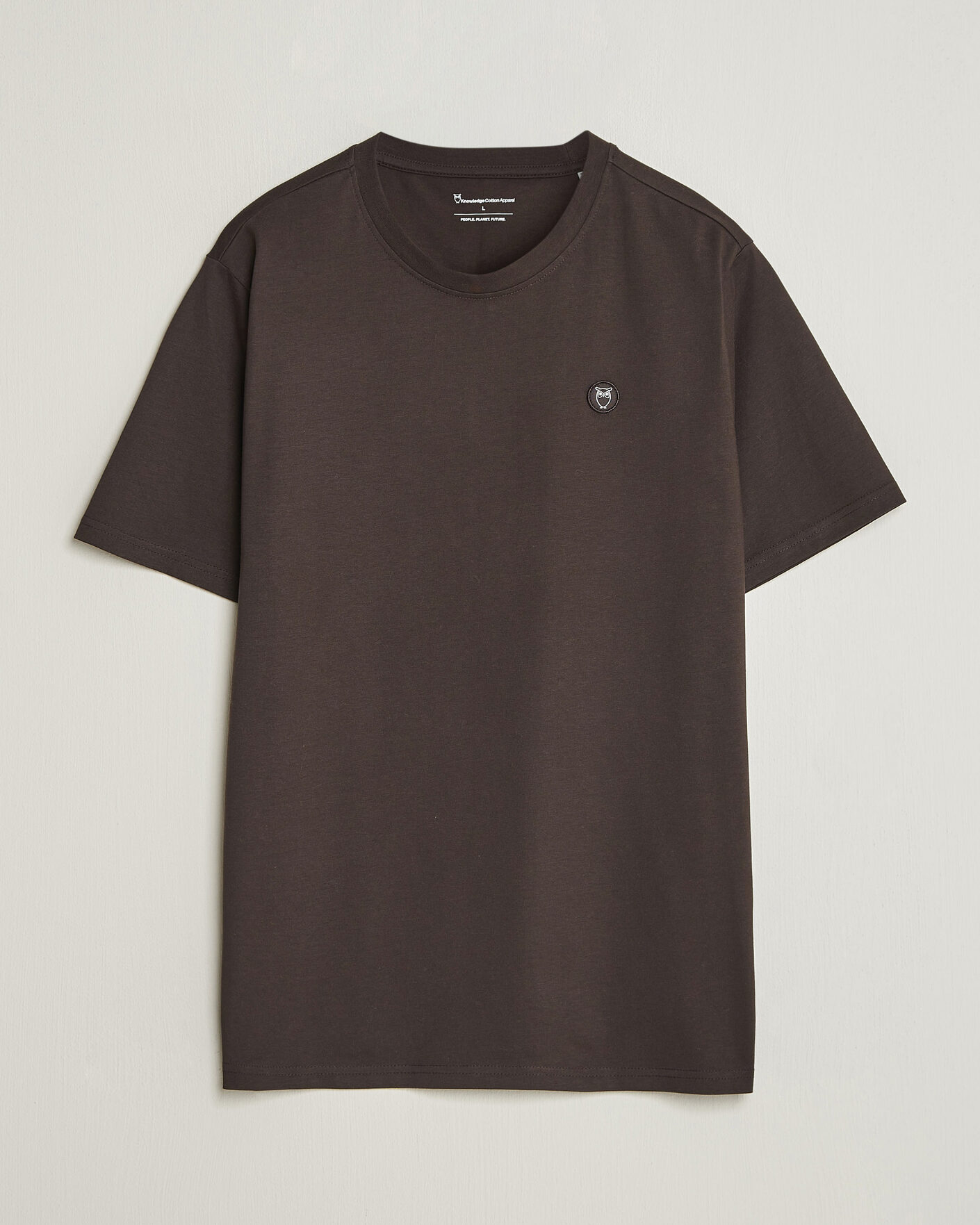 Men | T-Shirts | KnowledgeCotton Apparel | Loke Badge T-Shirt Chocolate Torte