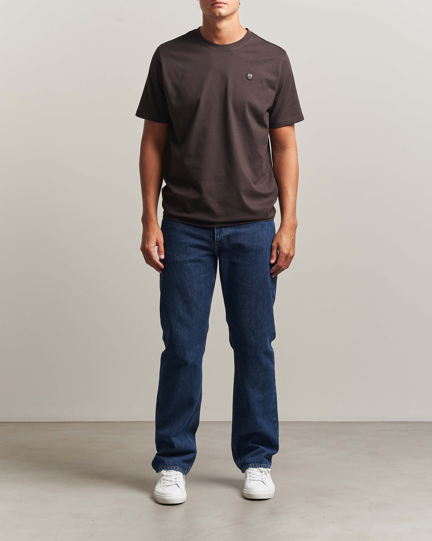 Men | T-Shirts | KnowledgeCotton Apparel | Loke Badge T-Shirt Chocolate Torte