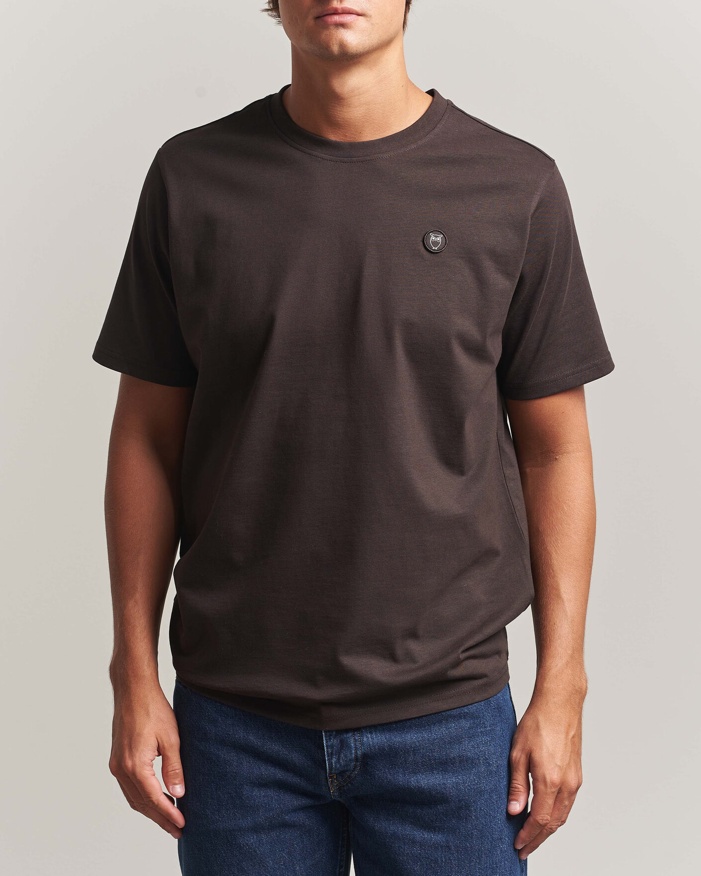 Men | T-Shirts | KnowledgeCotton Apparel | Loke Badge T-Shirt Chocolate Torte
