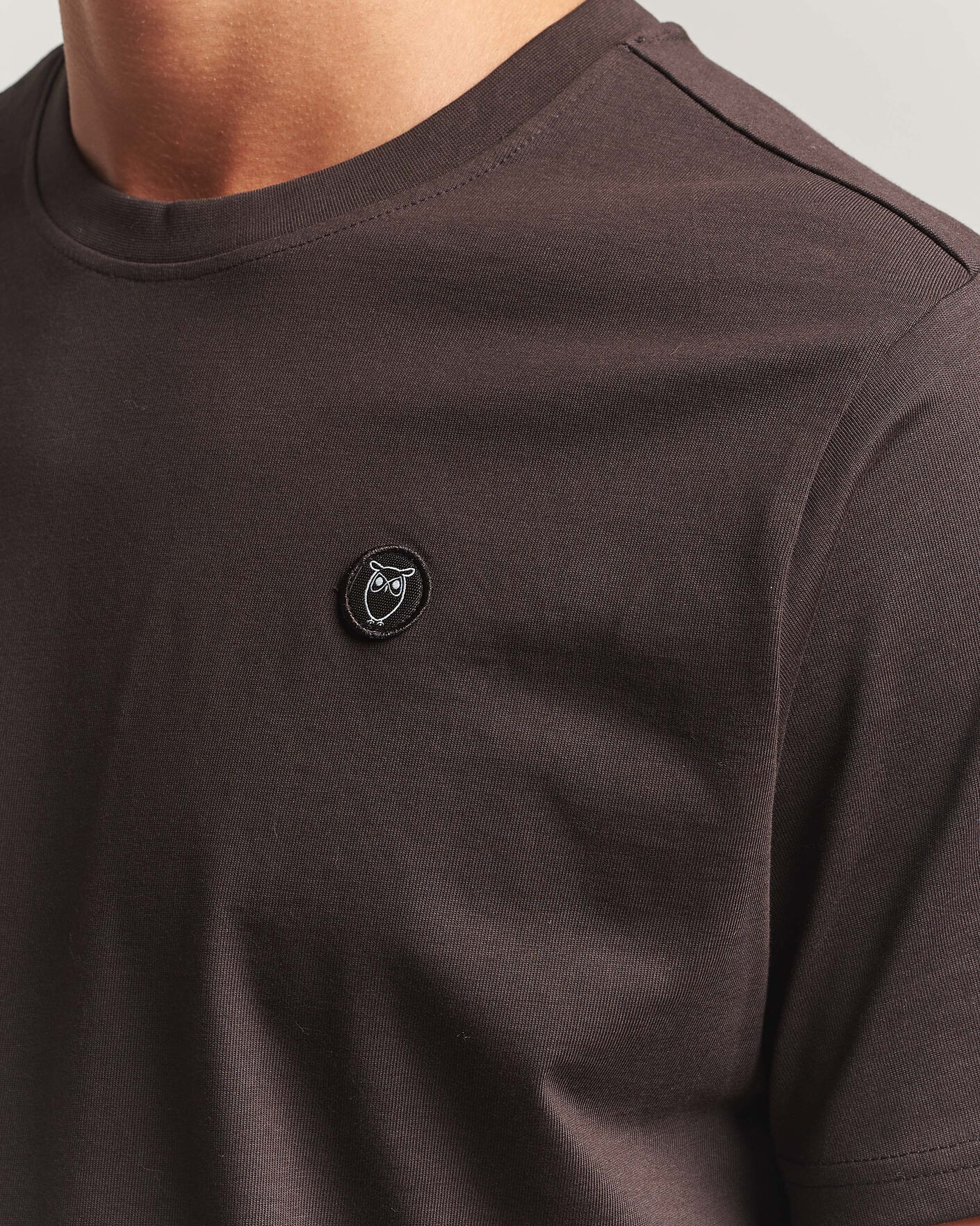 Men | T-Shirts | KnowledgeCotton Apparel | Loke Badge T-Shirt Chocolate Torte