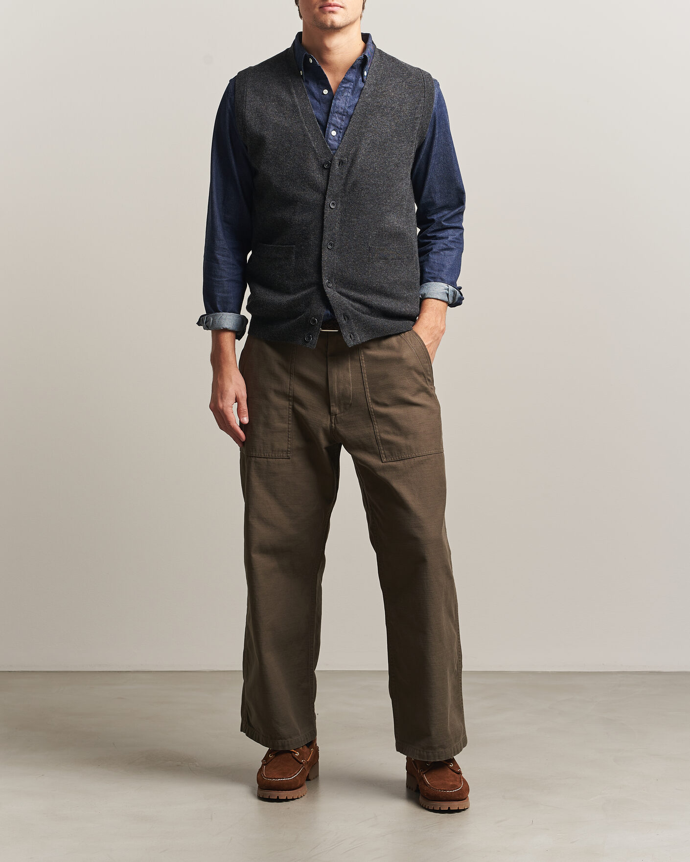 Men | Sweaters & Knitwear | BEAMS PLUS | Button Knit Vest Charcoal