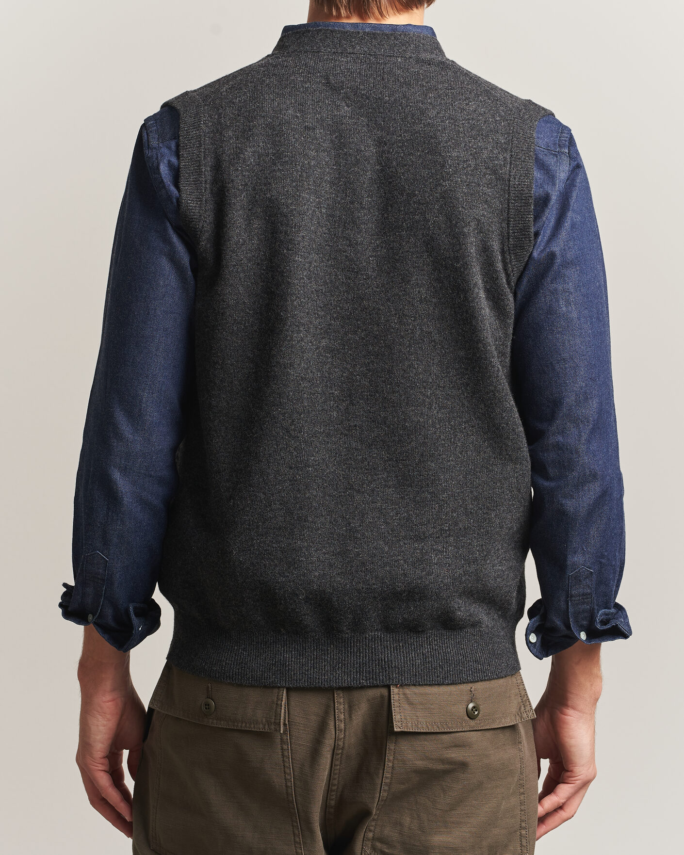 Men | Sweaters & Knitwear | BEAMS PLUS | Button Knit Vest Charcoal