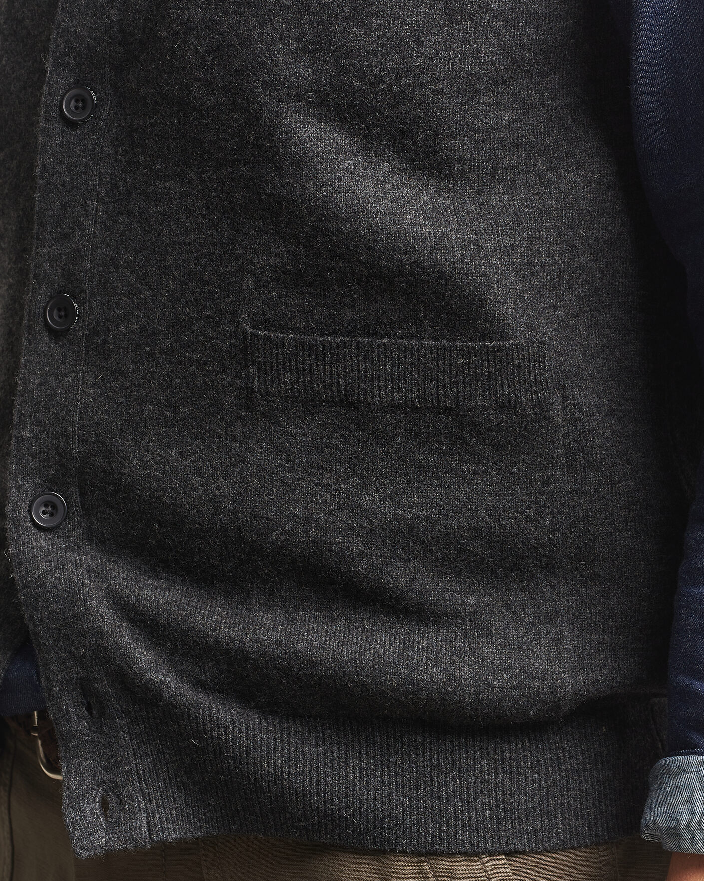 Men | Sweaters & Knitwear | BEAMS PLUS | Button Knit Vest Charcoal