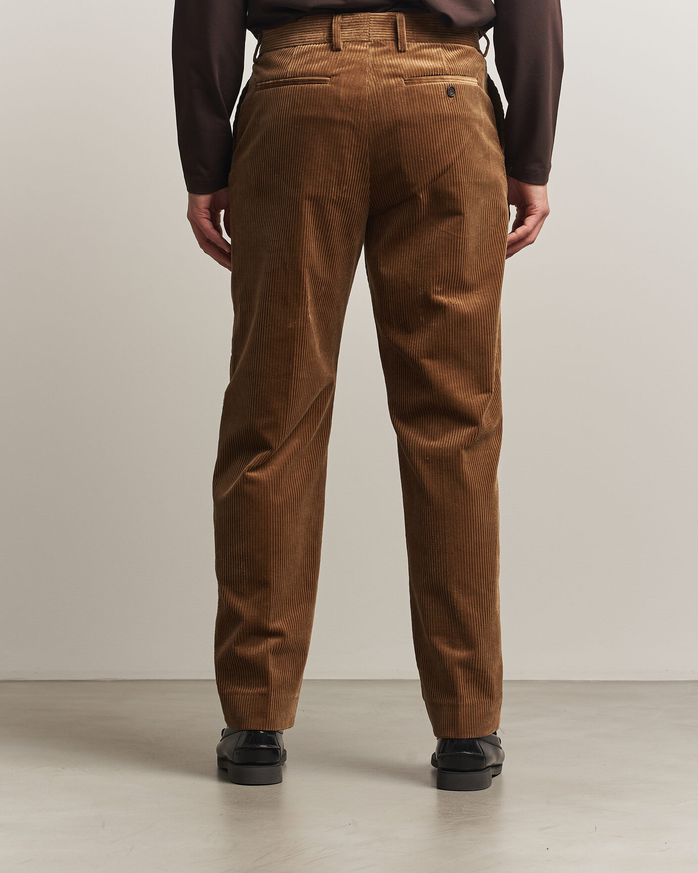 Men | Trousers | Filippa K | Julian Corduroy Chino Trousers Tobacco