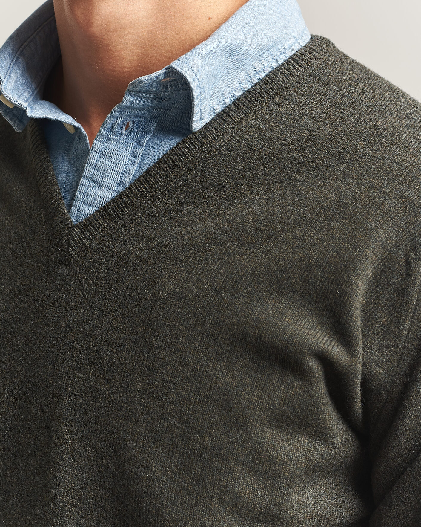 Men | Sweaters & Knitwear | William Lockie | Rob Lambswool V-Neck Seaweed